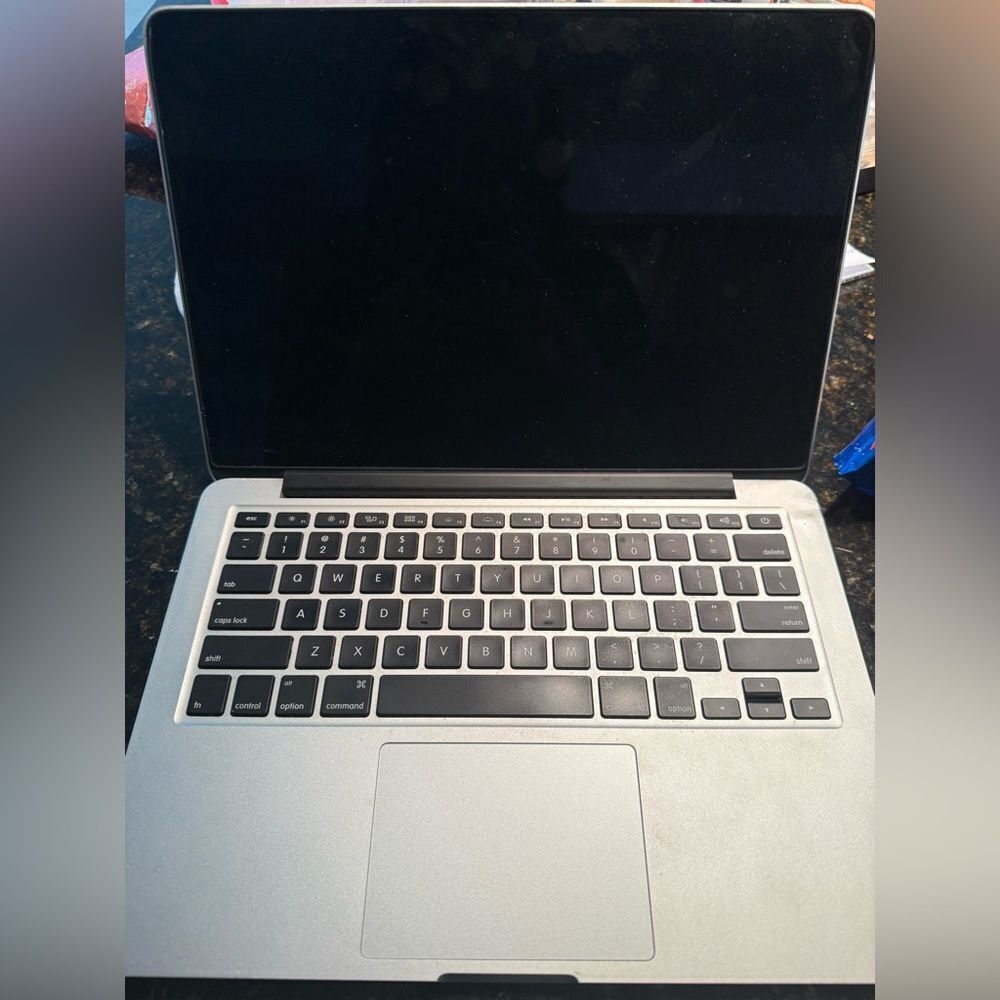 MACBOOK 2013 Pro Silver 13 Inch 256gb LIKE NEW CONDITION Charger


REFURBISED :)
